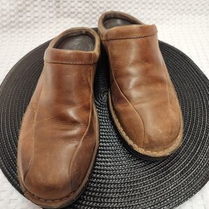 Uggs Men's Brown Leather Slip-On Leather Shoes. Size 8